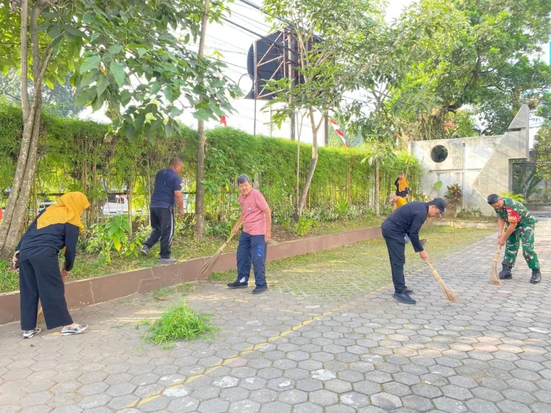 Mempererat Tali Persaudaraan: Kemenag Kota Magelang dan Paroki St. Maria Fatima Gelar Aksi 'Jumat Bersih'