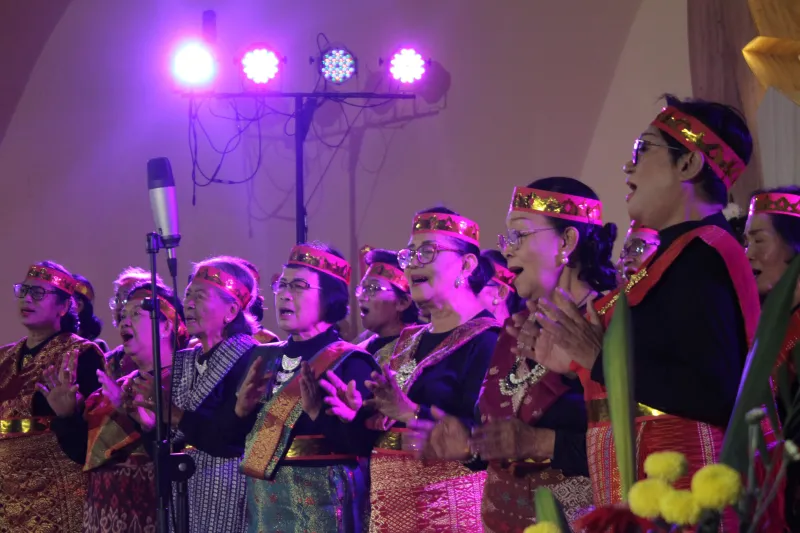 MINI CONCERT "LOVE SHINE A LIGHT" WARNAI MALAM PUNCAK HUT KE-55 PAROKI SANTA MARIA FATIMA MAGELANG